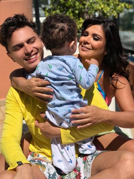 Família feliz: Mara e Gabriel se divertem com o filho Benjamim - Studio Lidi Lopes