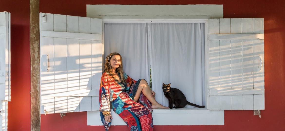 Karin Farah optou por um estilo de vida mais simples e leve, características que também são marcas de sua casa, na Bahia  - Lufe Gomes/Divulgação