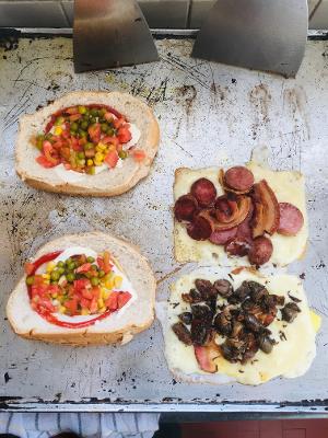 Lanche típico gaúcho, xis é gigante cheio de sabor. Prove receitas