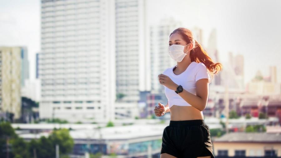 Como a máscara reduz a oferta de oxigênio para o organismo durante o treino, o ideal é fazer exercícios leves para não sentir tanto desconforto - iStock