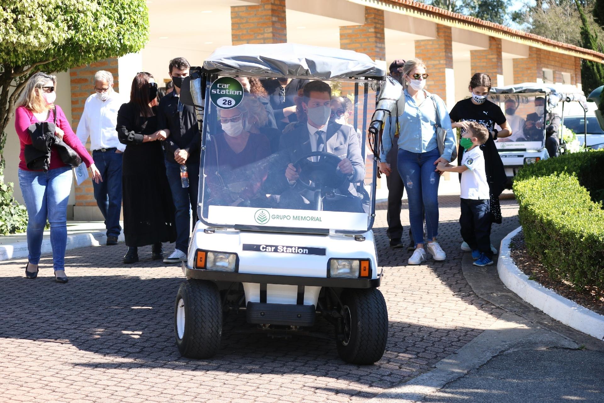 O sepultamento de Arnaldo Saccomani contou com a presença de familiares e amigos - AgNews