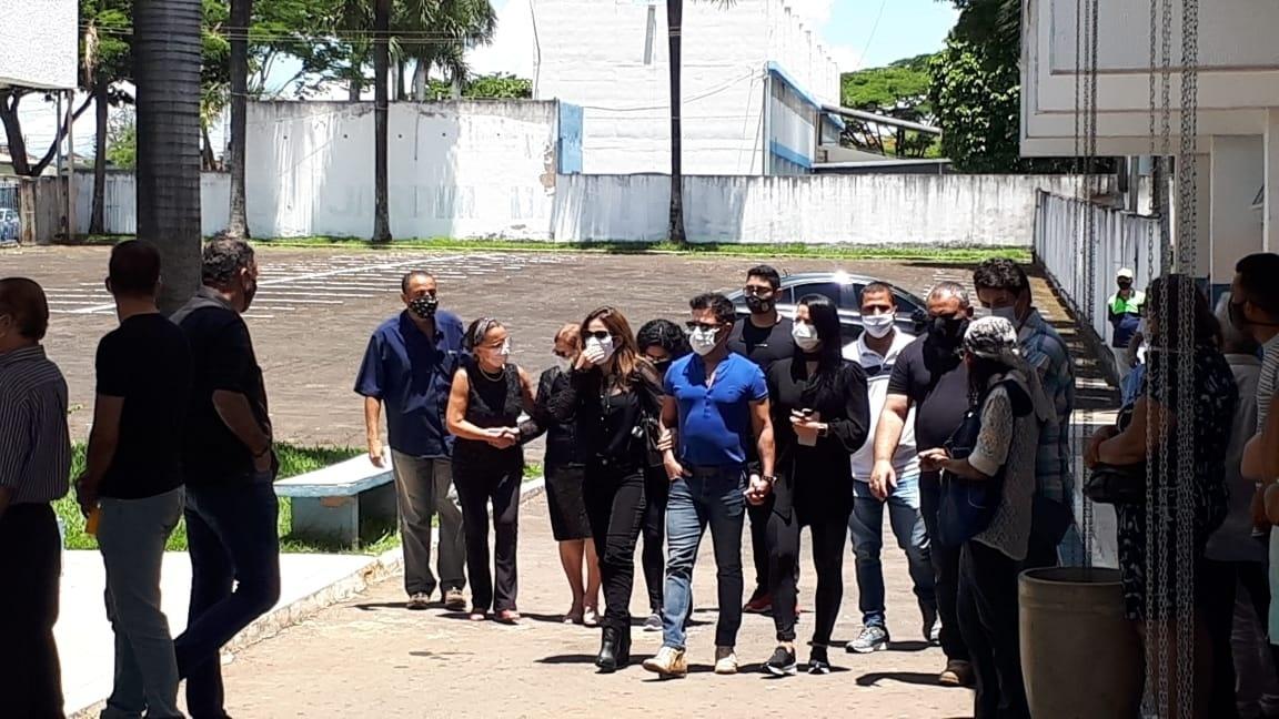 Zezé di Camargo chega ao velório do pai, Francisco, com a filha Wanessa, a mulher Graciele Lacerda, e, atrás, a mãe, dona Helena - Galtiery Rodrigues/UOL