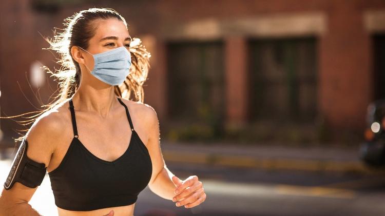 Corrida com máscara, treino ao ar livre na pandemia - iStock - iStock