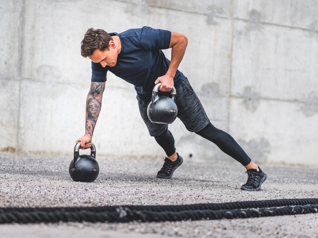 5 exercícios com kettlebell para perder peso