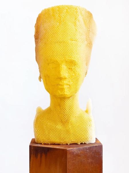 Busto de Nefertiti feito por 60 mil abelhas - Titia Hahne - Titia Hahne