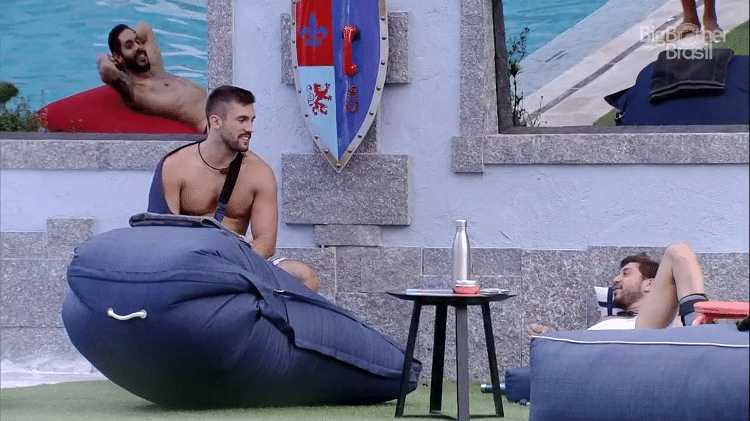 Arthur e Caio ao lado do big fone no BBB 21 - Reprodução/Globoplay - Reprodução/Globoplay