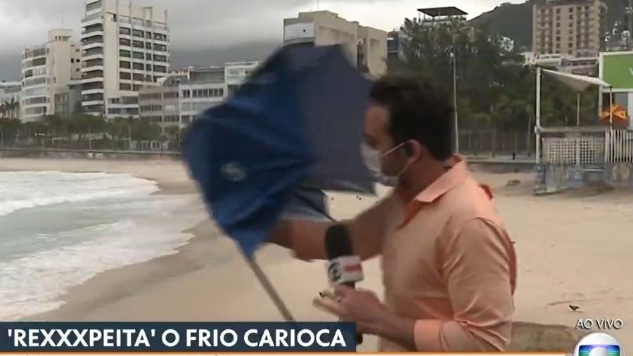 Repórter Diego Haidar enfrentou ventania na beira da praia no Rio de Janeiro  - Reprodução/TV Globo