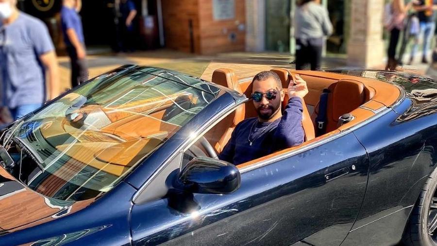 Gil do Vigor posa em carro de luxo - Instagram