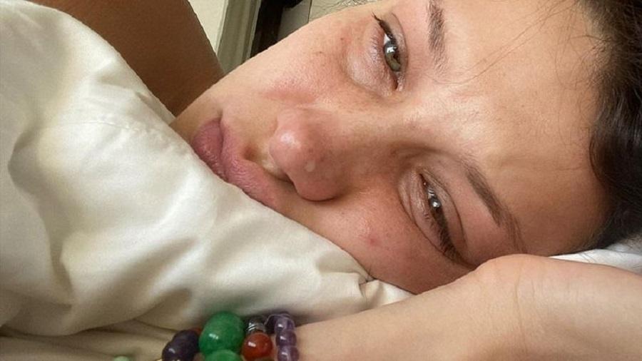 Bella Hadid publicou diversas fotos chorando ao tratar de problemas de saúde mental - Instagram