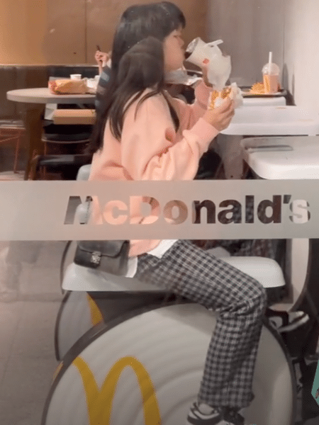 Cliente pedala enquanto come um hambúrguer no McDonald"s de Xangai - Reprodução/TikTok