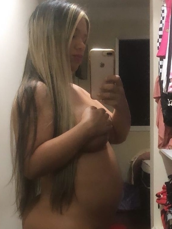 Mulher Filé posa nua para mostrar barrigão da sua primeira gravidez Mulher Filé posa nua para mostrar barrigão da sua primeira gravidez