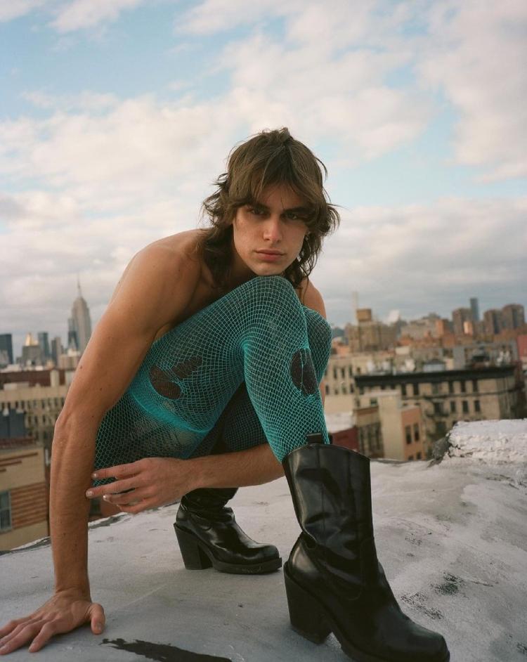 Se identificando como não-binário, Casablancas relembra que demorou para entender a si mesmo. No entanto, não se limita a uma única "versão" de si mesmo - Reprodução/Instagram/@vilerx - Reprodução/Instagram/@vilerx