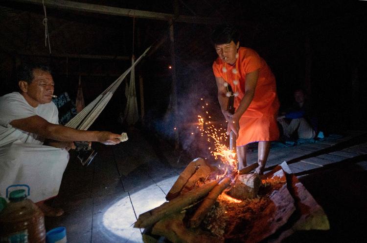 Miguel Payaguaje, curandeiro dos Siekopai, adota o fumo também como preparação para os rituais do yagé - PEDRO PARDO/AFP - PEDRO PARDO/AFP