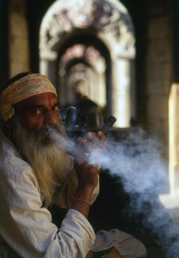 Faquir hindu fuma maconha no Nepal