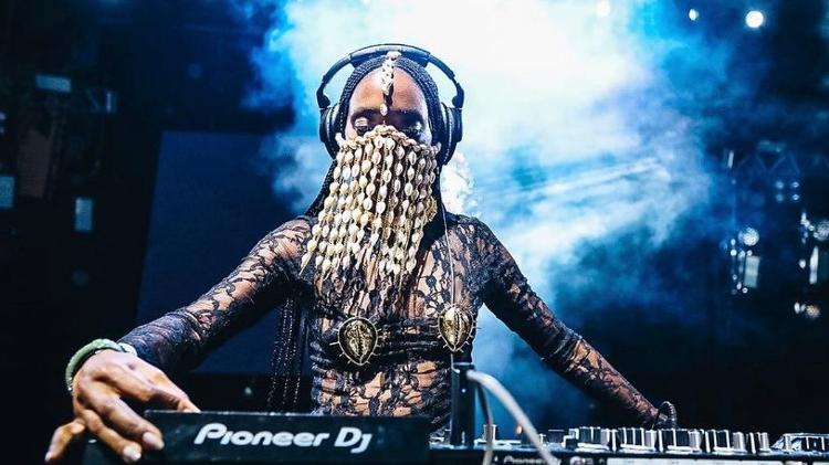 A DJ e artista visual Asna, da Costa do Marfim, misturou techno e música africana no Rec-Beat 2024