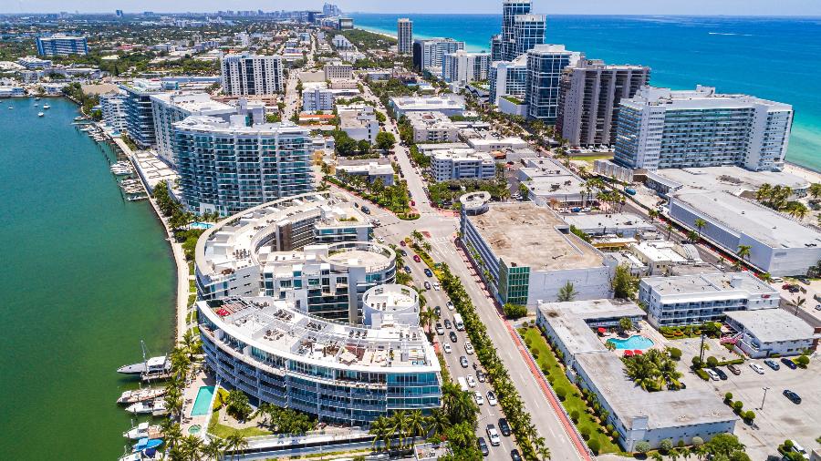 Vista aérea de Miami Beach, com vista de Indian Creek - Jeffrey Greenberg/Universal Images Group via Getty Images