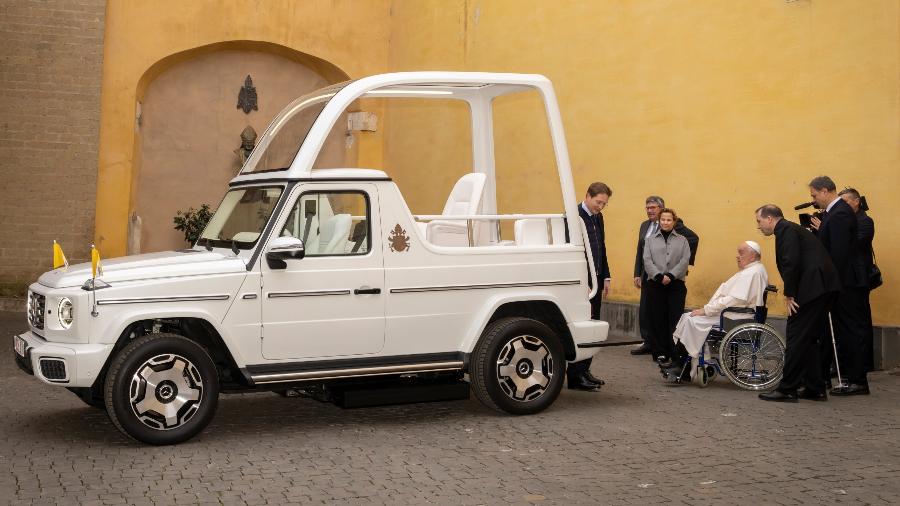 Mercedes-Benz Classe G elétrico adaptado como papamóvel e presenteado ao pontífice em dezembro do ano passado Mercedes-Benz Classe G elétrico adaptado como papamóvel e presenteado ao pontífice em dezembro do ano passado