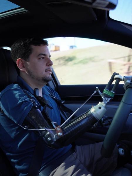 Pedro Pimenta teve braços e pernas amputados devido a uma meningite e hoje faz todas as atividades utilizando próteses especiais - Arquivo Pessoal