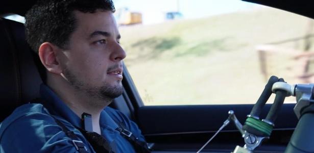Após perder braços e pernas aos 18, ele dirige carros quase sem adaptação