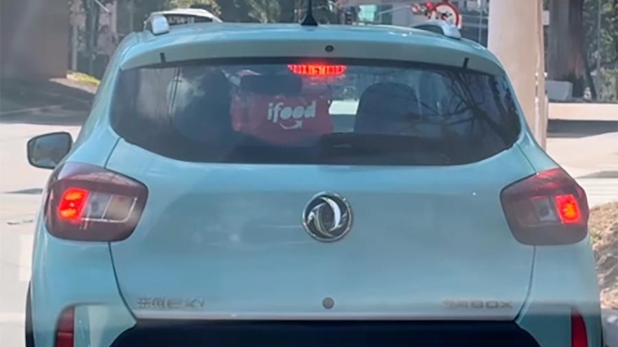 Vídeo com exemplar 'misterioso' do Kwid com logotipo diferente e caracteres chineses intrigou internautas Vídeo com exemplar 'misterioso' do Kwid com logotipo diferente e caracteres chineses intrigou internautas