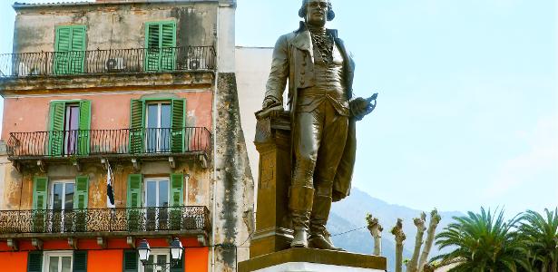 Nem na própria ilha onde nasceu Napoleão é o maior herói