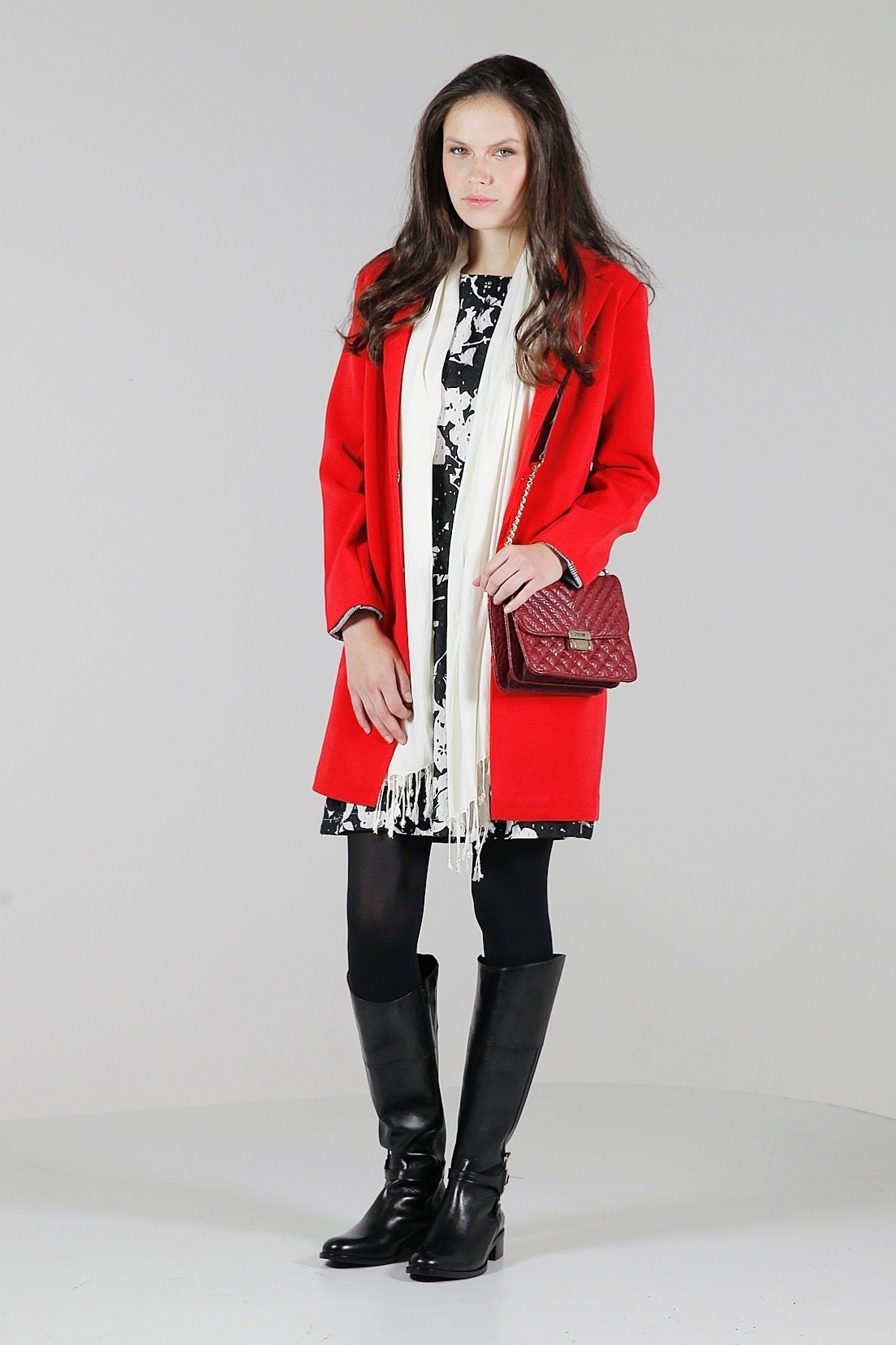 Casaco, da Lov.it, R$ 129,90; vestido e lenço, da Riachuelo, R$ 139,90 e R$ 39,90, respectivamente; bota montaria, da Shoestock, R$ 519,90; e meia-calça fio 60, da Lupo, R$ 21,60; - Reinaldo Canato/UOL