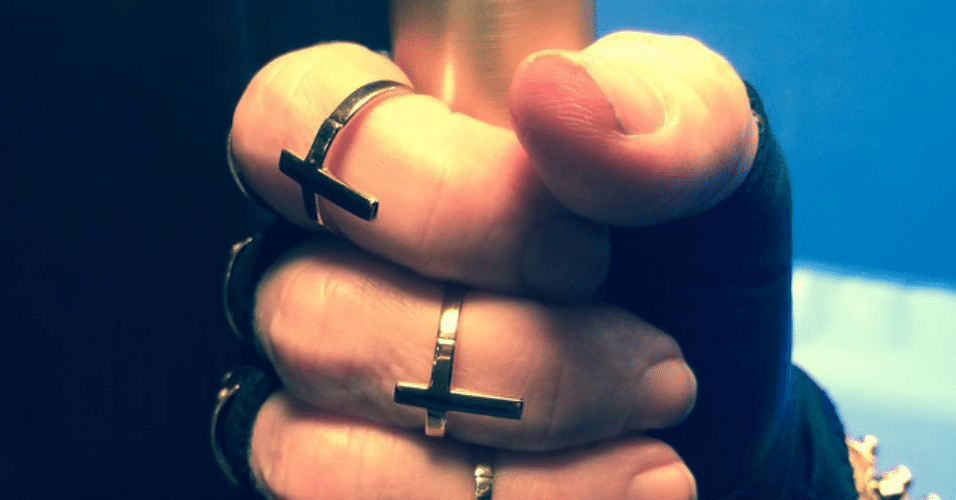 18.jul.2015 - Sem dar qualquer explicação, Madonna posta foto de uma mão cheia de cruzes nos dedos com a legenda 
