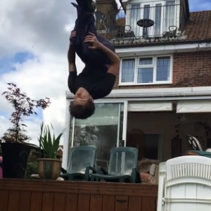 Tom Holland dá salto mortal de costas em vídeo postado no Instagram - Reprodução