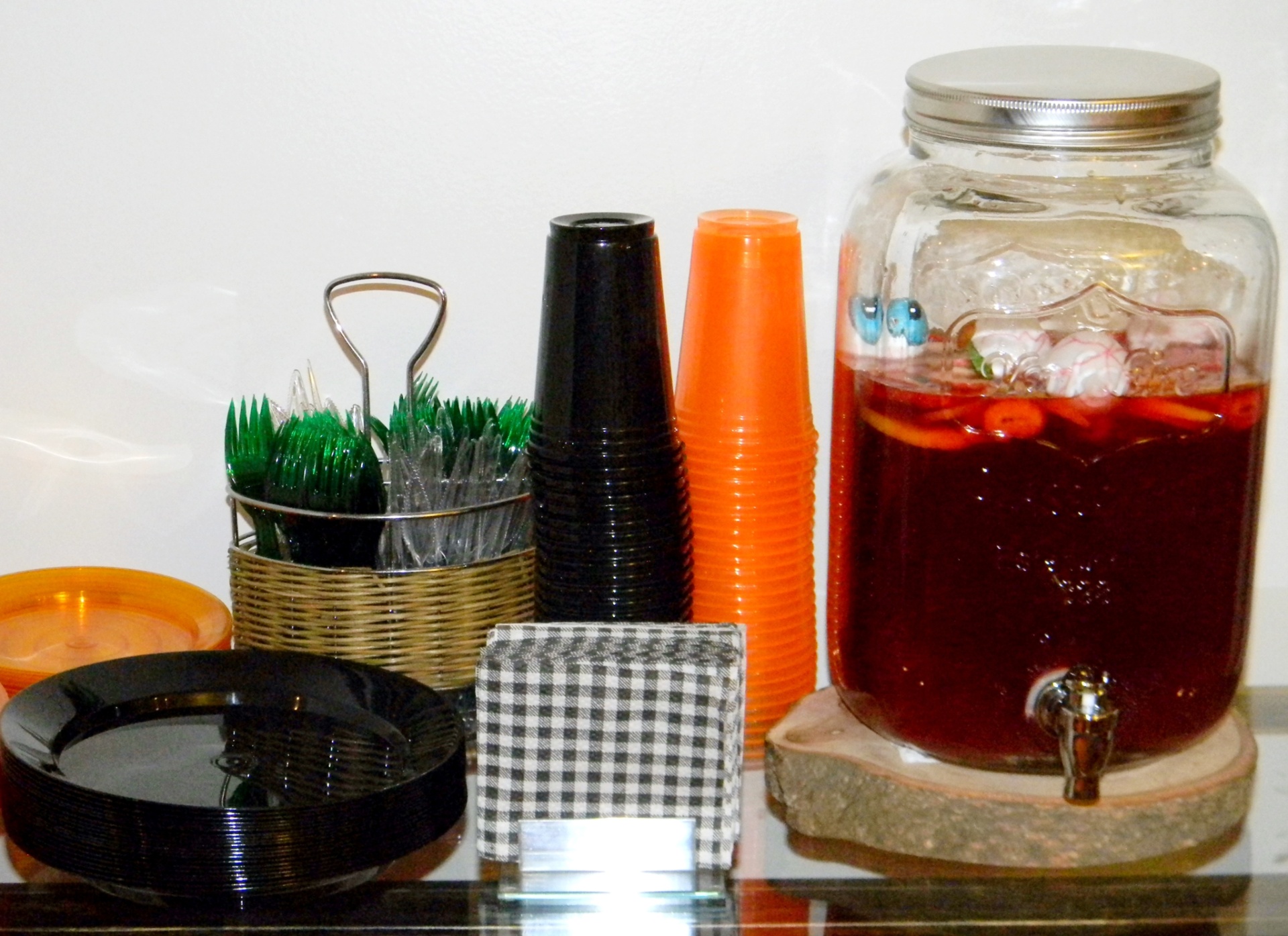Dentro da suqueira de vidro, pink lemonade (limonada rosa) para refrescar os convidados. Mergulhados na bebida, "olhos" feitos de bolinhas de ping pong pintadas. Os copos e pratos usados também eram nas cores laranja e roxo - Divulgação