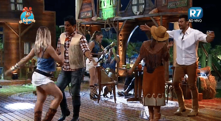 19.nov.2015 - Em clima amigável, todos os peões aproveitaram a festa para descontrair - Reprodução/Record