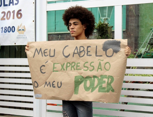 Vinícius durante manifestação no colégio Adventista, que não o deixou se rematricular por causa do cabelo - Reprodução/Facebook/Vinicius Santos Dias de Moraes