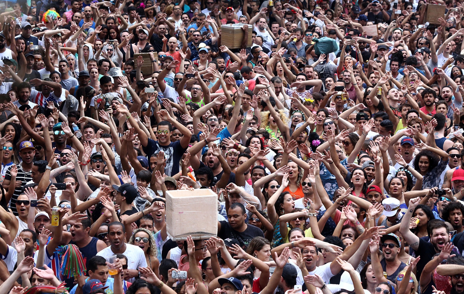 24.jan.2016 - Animados com o show de Daniela Mercury, milhares de pessoas foram atrás do trio elétrico mesmo debaixo de chuva que não tirou a empolgação da festa - Rodrigo Paiva/UOL