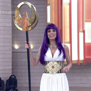 Ana Furtado faz cosplay da personagem Atena, do "Cavaleiros do Zodíaco" - Reprodução/TV Globo