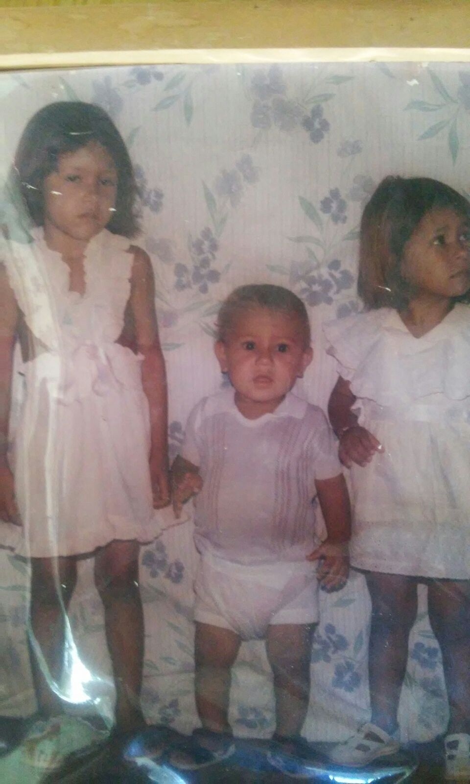 05.mai.2016 - Foto rara do acervo das irmãs ao lado do mais novo Caio - Divulgação