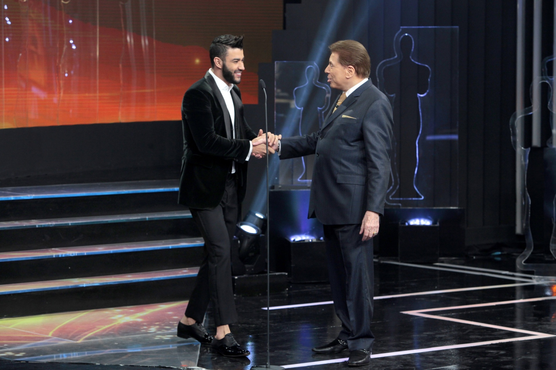Silvio Santos recebe o cantor Gusttavo Lima no palco do Troféu Imprensa - Divulgação/SBT