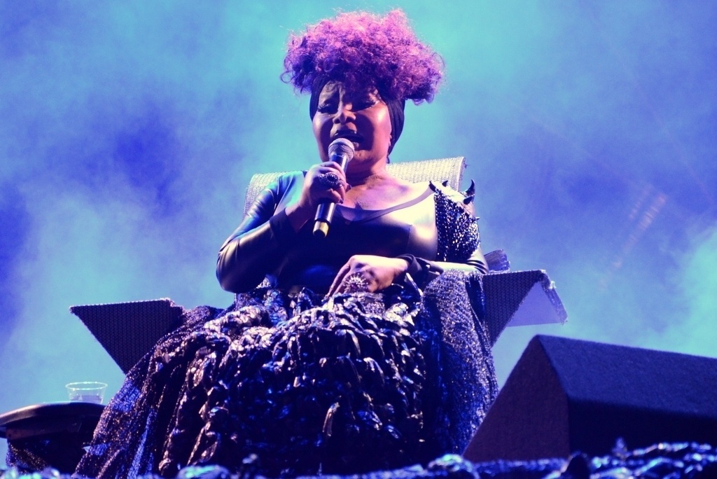 22.mai.2016 - Elza Soares mostra seu talento em show no Palco São João, na 12ª Virada Cultural de São Paulo. No palco, ela canta músicas de seu mais recente álbum, "A Mulher do Fim do Mundo" - Eduardo Martins / AgNews