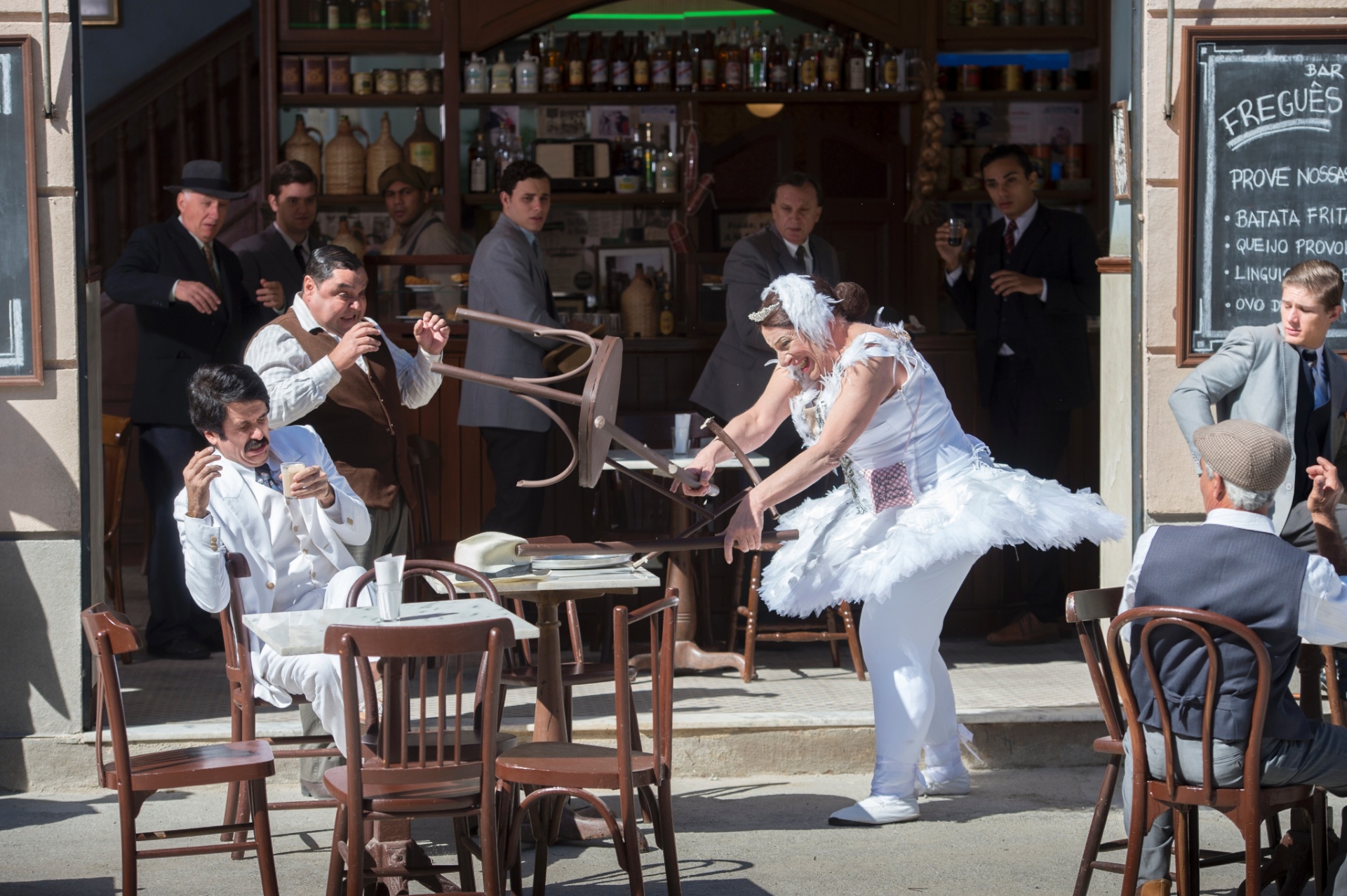 Pancrácio (Marco Nanini), vestido de bailarina, briga com Ernesto (Eriberto Leão) em "Êta Mundo Bom" - undefined