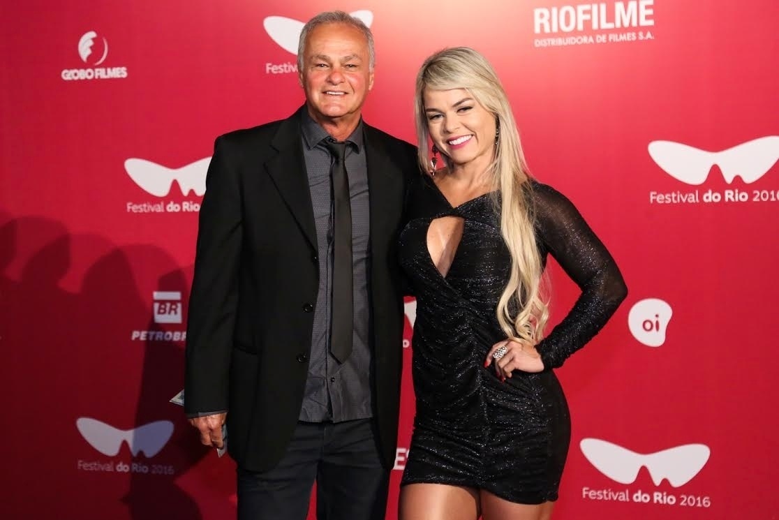6.out.2016 - Kadu Moliterno e a namorada, Cristiane Rodrigues, na abertura do Festival do Rio - Roberto Filho /Brazil News