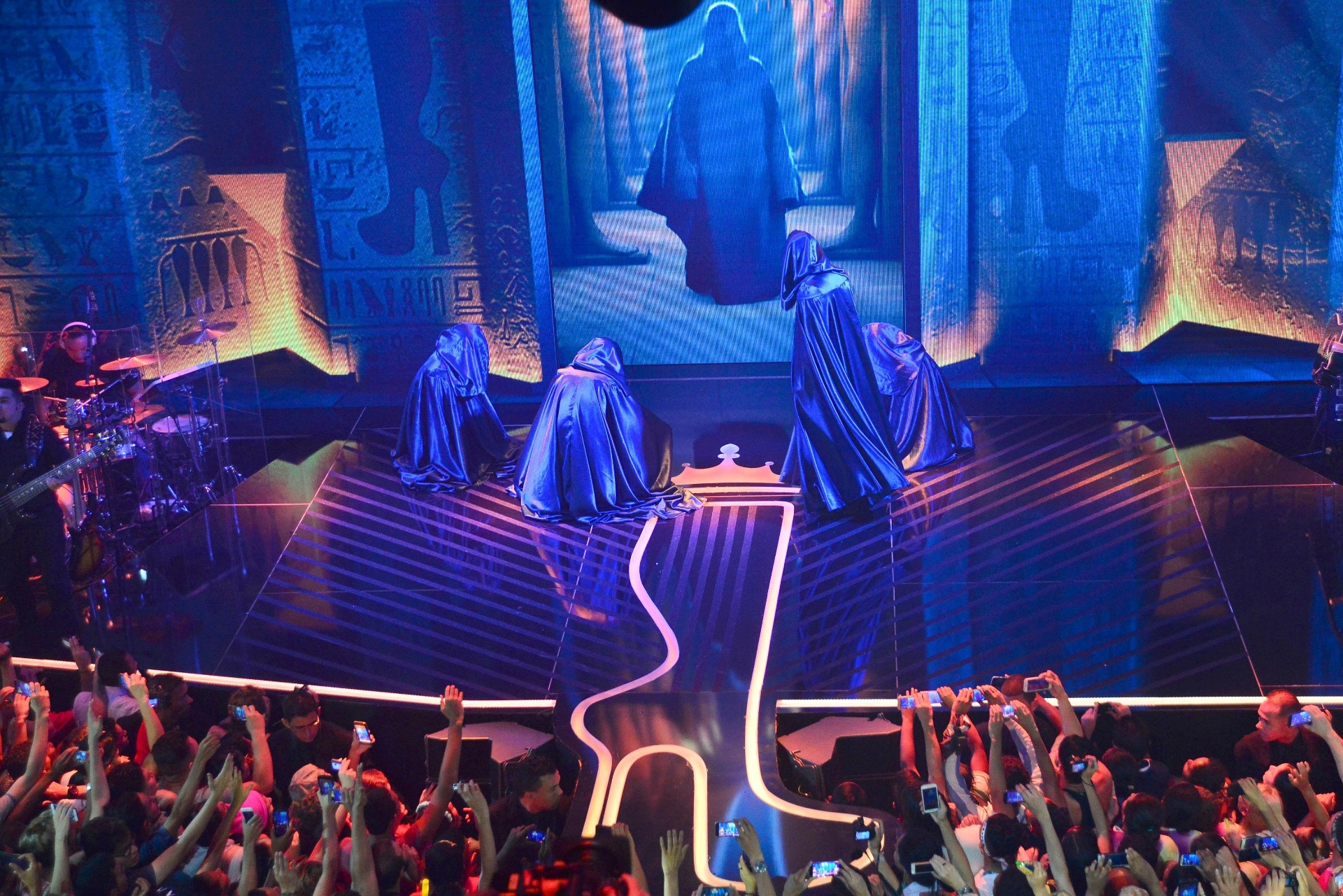 10.nov.2016 - Joelma aparece no palco após uma projeção em 3D surgir no telão. A cantora abriu seu primeiro DVD da carreira solo cantando uma introdução de "Força Estranha", de Caetano Veloso - Lucas Lima/UOL