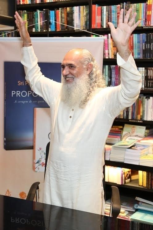 6.dez.2016 -O  mestre espiritual Sri Prem Baba no lançamento do seu livro - Roberto Filho /Brazil News