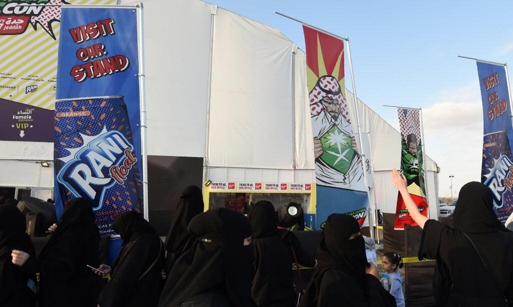 Fayez Nureldine/AFP Photo - Grupo de mulhere sauditas usando o tradicional véu nicabe do lado de fora do evento