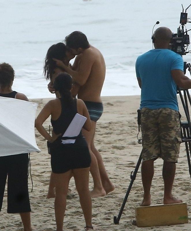 Antônia Morais "faz" topless e grava cena de beijo com Rafael Vitti para "Rock Story" - Agnews