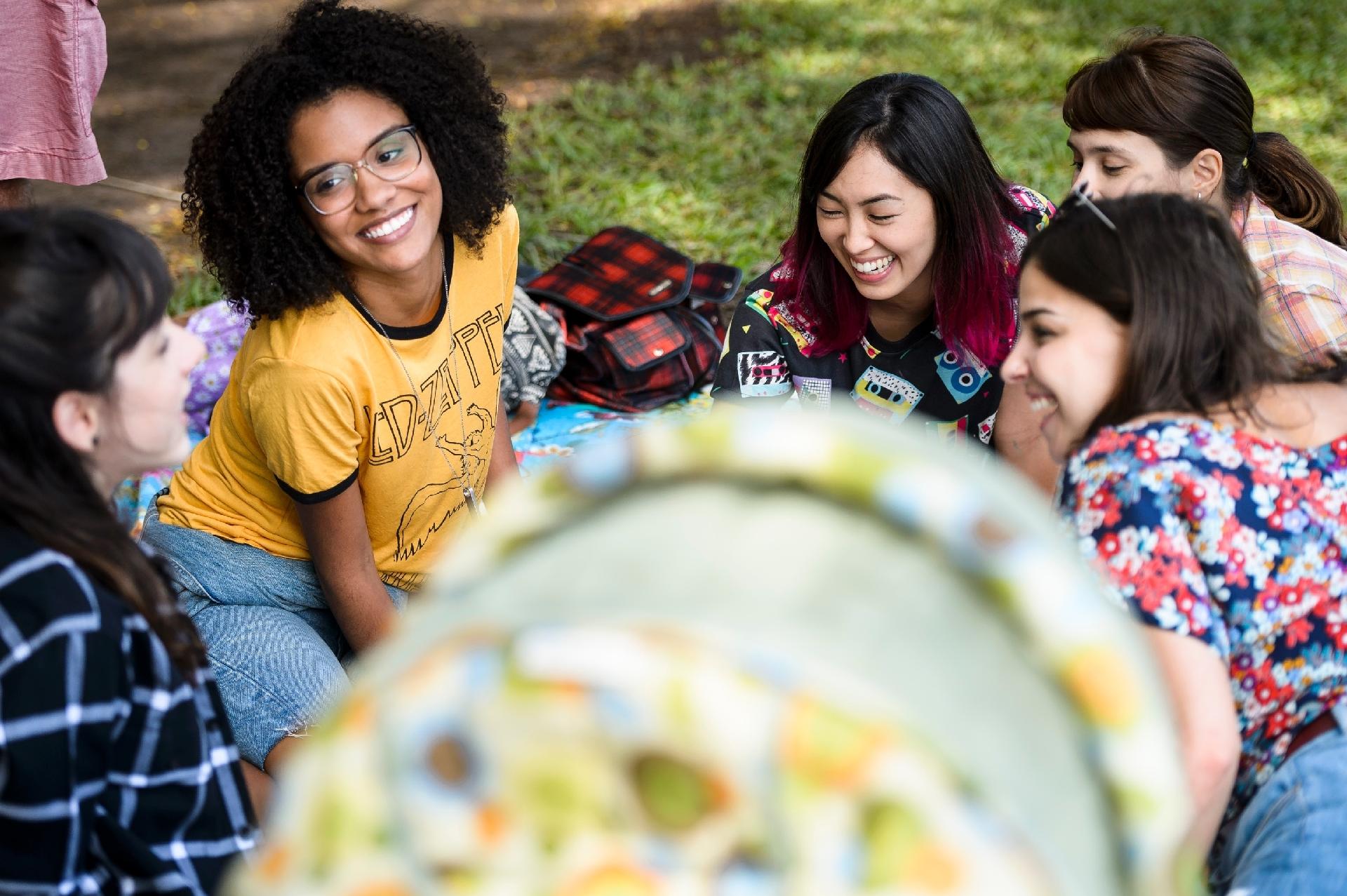 Novas protagonistas de "Malhação", as amigas Lica (Manoela Aliperti), Ellen (Heslaine Vieira), Tina (Ana Hikari), Benê (Daphne Bozaski) e Keyla (Gabriela Medvedovski) se divertem em cena gravada no parque do Ibirapuera, em São Paulo - Ramon Vasconcelos/Globo/Divulgação