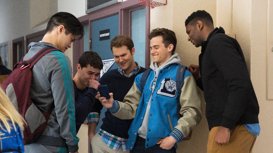 Grupo de estudantes zomba de Hannah em cena de "13 Reasons Why", da Netflix - Divulgação/Netflix
