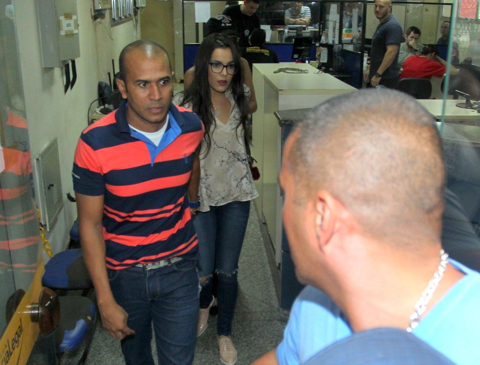 Emilly deixa a Delegacia da Mulher de Jacarepaguá, no Rio, após prestar depoimento sobre as agressões que teria sofrido por parte de Marcos - Marcello Sá Barretto/AgNews