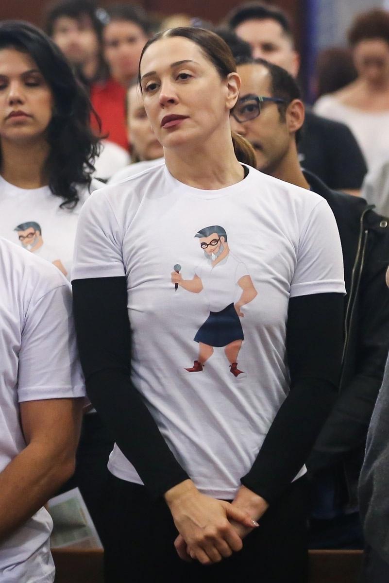 Claudia Raia veste camiseta com caricatura do amigo Marcos Tumura na missa de sétimo dia do ator, na Igreja Nossa Senhora do Brasil, no bairro dos Jardins, em São Paulo. Ele foi vítima de um infarto fulminante aos 49 anos - Manuela Scarpa/Brazil News