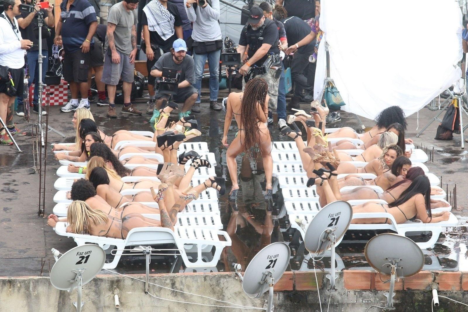 Anitta grava seu novo clipe, "Vai, Malandra", no morro do Vidigal, no Rio de Janeiro - AgNews