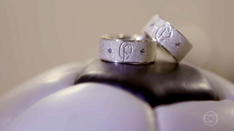 Aliança de Tamara e Daniel com o primeiro escudo do Corinthians, comprada pelos padrinhos do casal, o técnico Fábio Carille e o zagueiro Pablo - Reprodução/TV Globo - Reprodução/TV Globo