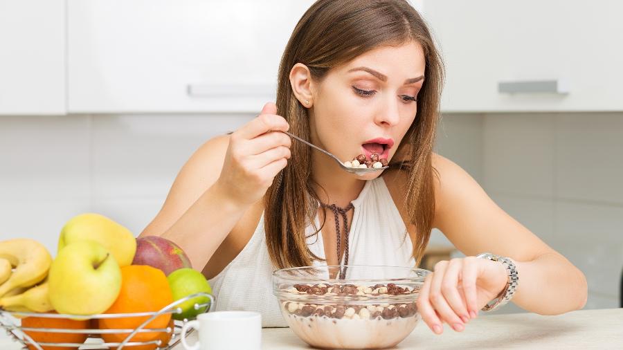 Comer rápido ou com pressa é um dos hábitos que prejudicam a alimentação saudável - iStock