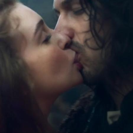 Marina Ruy Barbosa beija Rômulo Estrela em chamada de "Deus Salve o Rei" - Reprodução/TV Globo - Reprodução/TV Globo